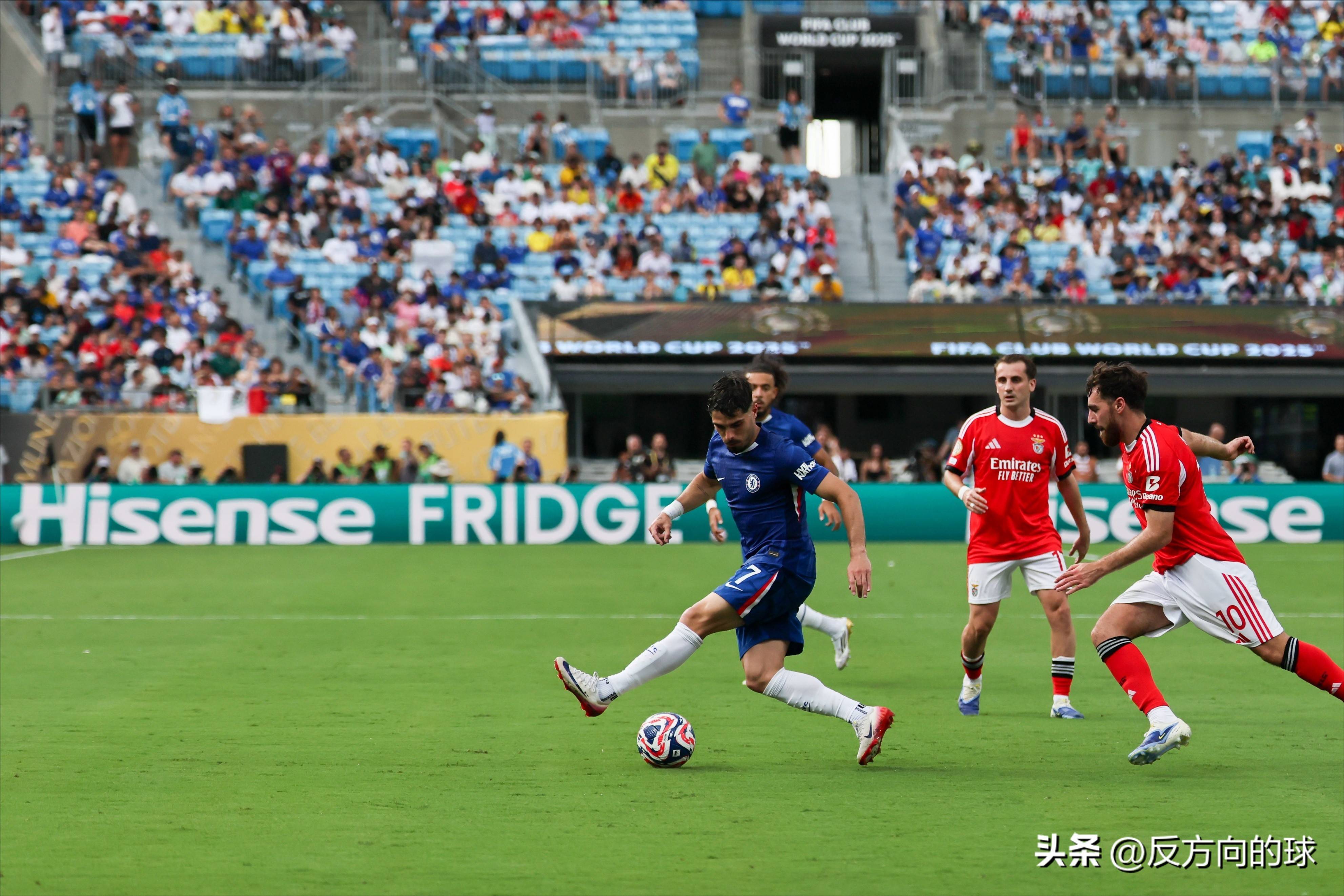 足球赛场上发生多起惊心动魄事件 足球赛场上发生多起惊心动魄事件