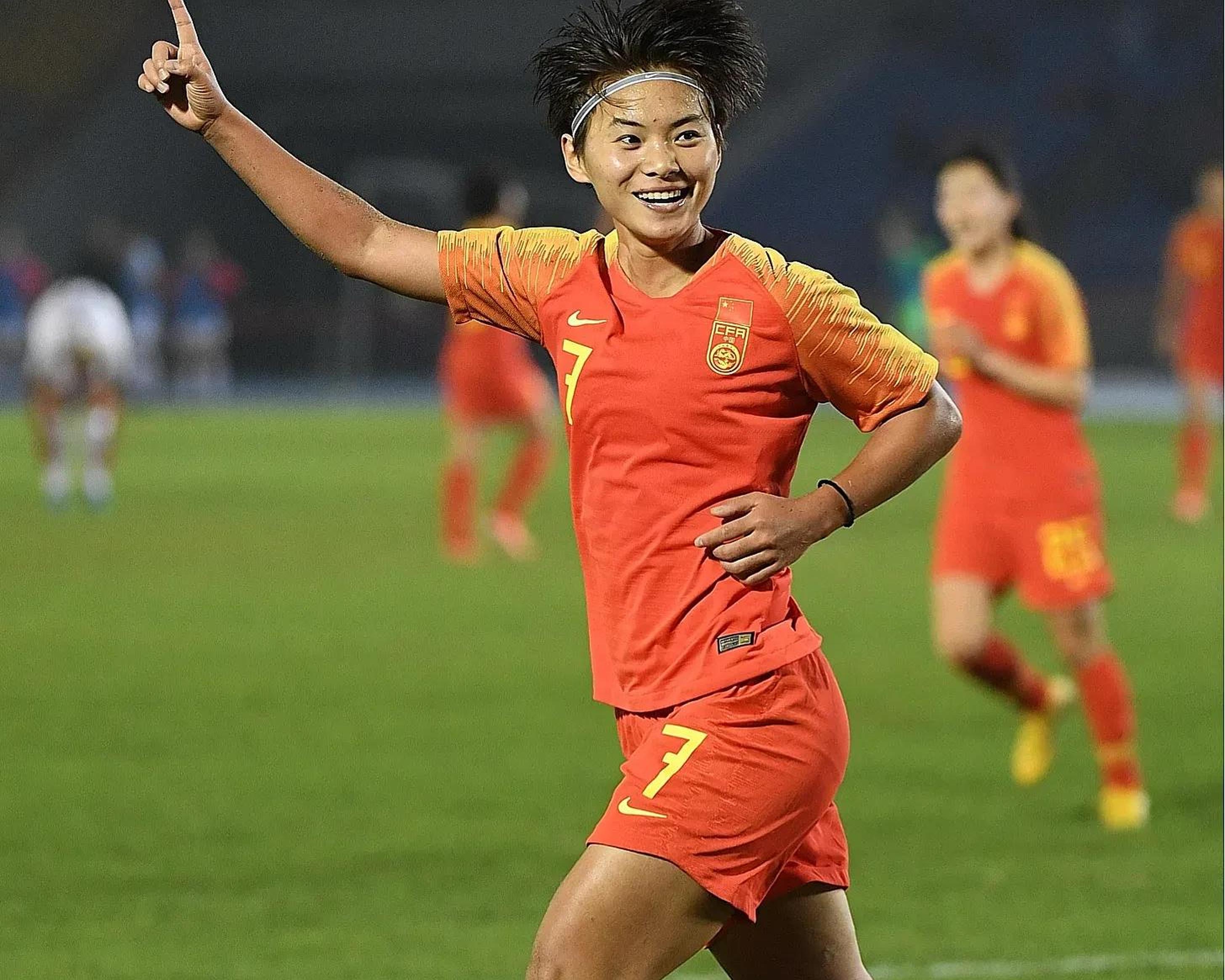 中国女足顶住压力，取得胜利晋级半决赛