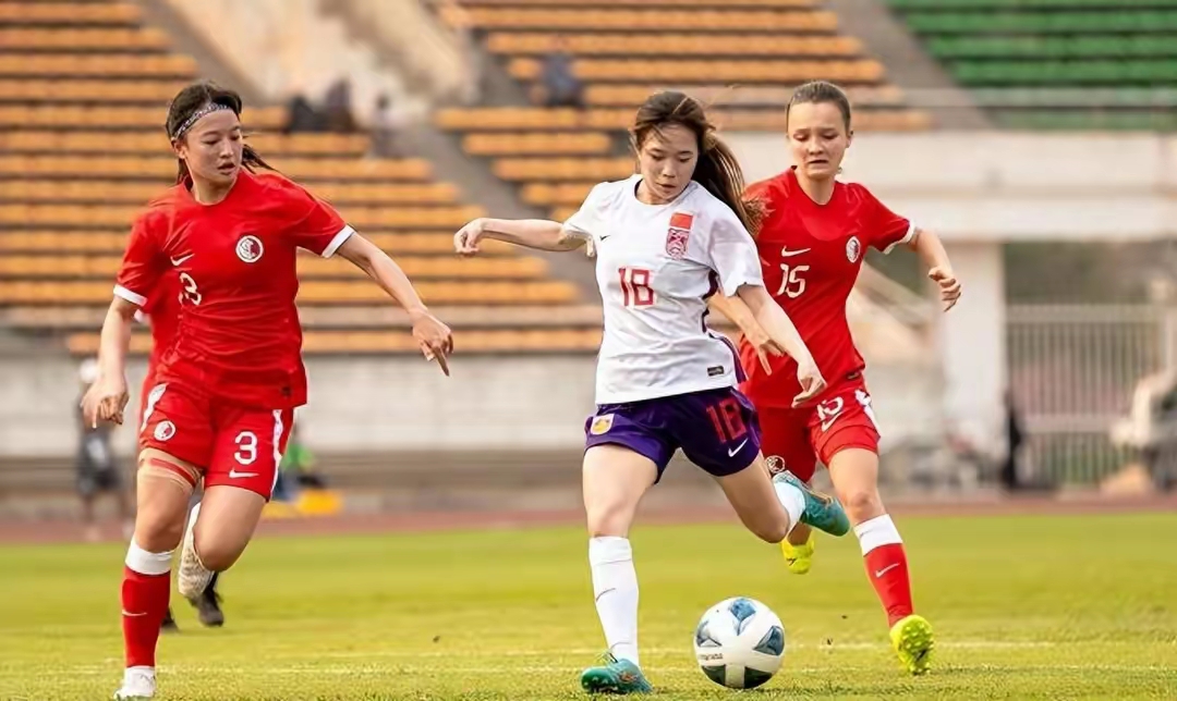 中国女足比赛集锦播出，球员们情感真挚的简单介绍