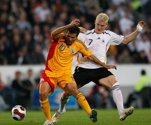 包含罗马尼亚0-2不敌挪威，攻守不均衡的词条